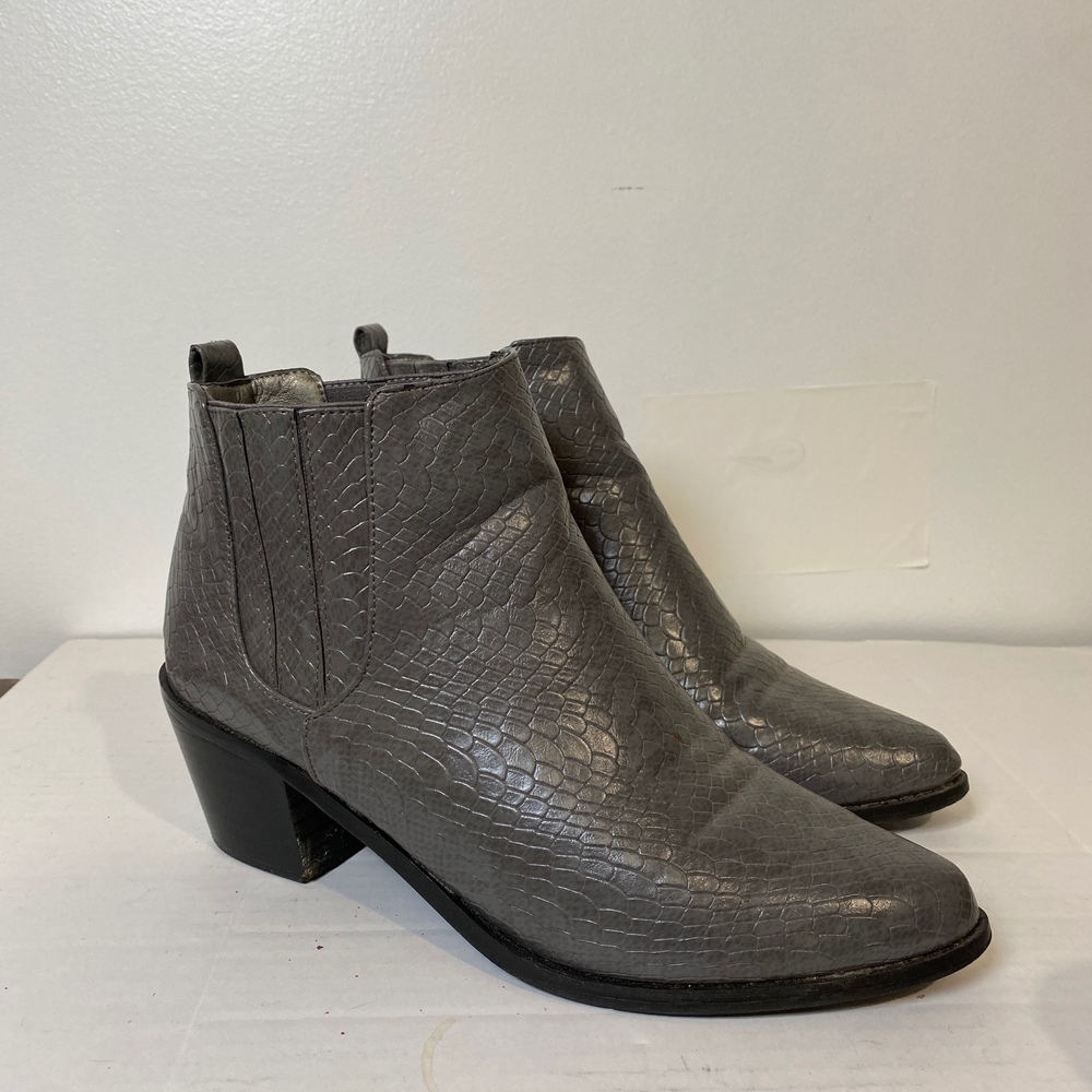 Yoki Gray Ankle Boots Block Heel Pointed Toe Faux‎ Snakeskin Women's 8.5